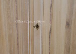 Credenza dispensa in legno massiccio finitura sbiancata - dettaglio della lavorazione artigianale